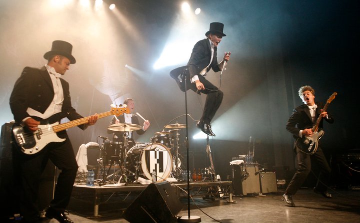 Past live 2023. The Hives группа. The Hives. The Rods 2011 Vengeance.